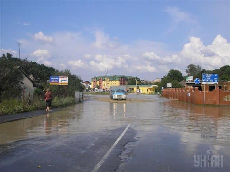 Підтоплена вулиця внаслідок розливу річки Дністер, що вийшла з берегів через непогоду, у м. Галич Івано-Франківського р-ну., у п’ятницю, 25 липня 2008 р.